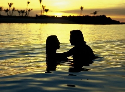 RomanticCoupleInWateratSunset 01