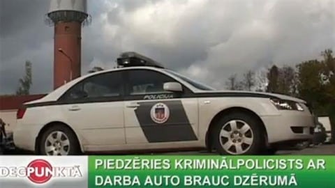 piedzeries kriminalpolicists ar darba auto brauc dzeruma
