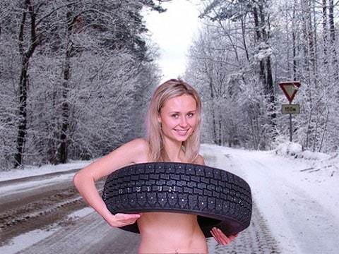 kaila meitene piesedzas ar riepu 1